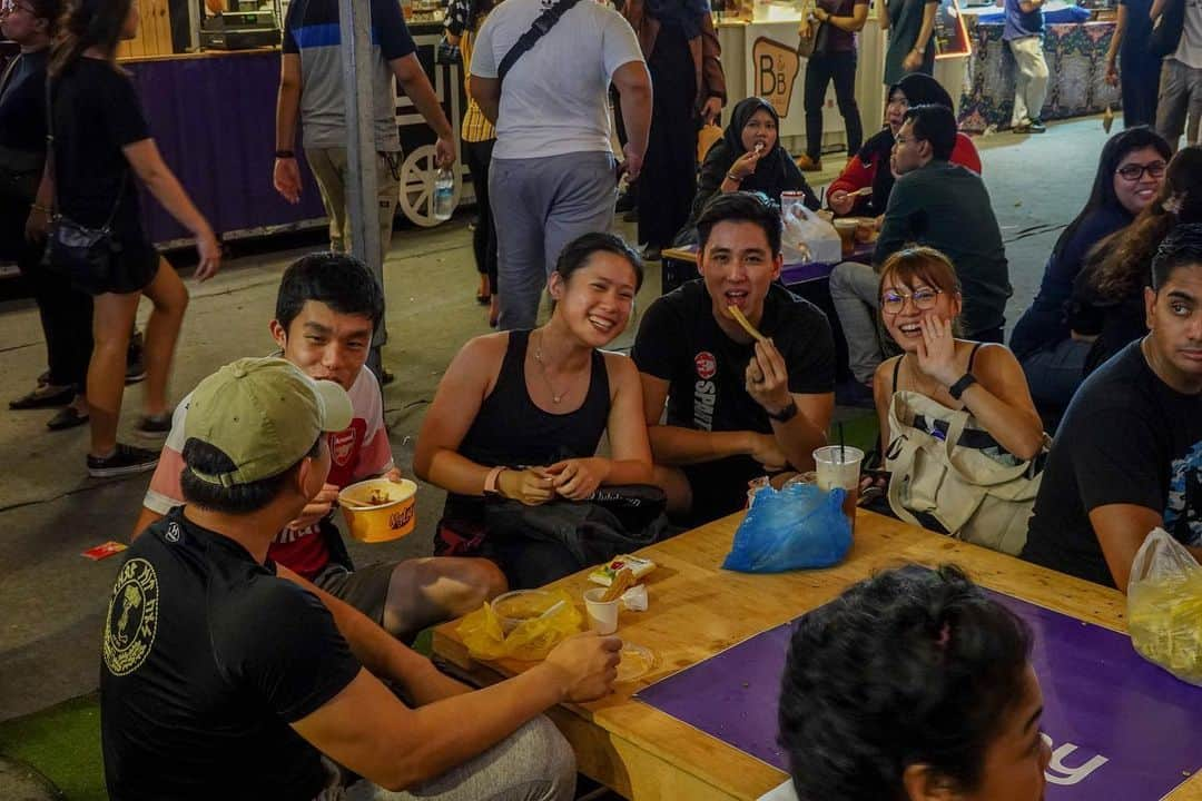 リー・シェンロンさんのインスタグラム写真 - (リー・シェンロンInstagram)「The Geylang Serai Ramadan Bazaar is a highlight of the local festival calendar. Like many Singaporeans, I made my way there last week to see what’s new this year and to enjoy the Raya atmosphere. It was a Tuesday night, but still packed with people gathered for good food and company. See if you can spot yourself or friends in my photos!  This year's bazaar is the first to be fully coordinated by @wgeylangserai. More stalls were set aside to sell traditional goods, and all food stalls (both traditional and “hipster”) served halal food.  The bazaar runs till June 5, so if you haven’t gone down to take a look, you should! – LHL (Photos by me)  #FacesofSG  #jalanjalan #Ramadan」5月30日 20時18分 - leehsienloong