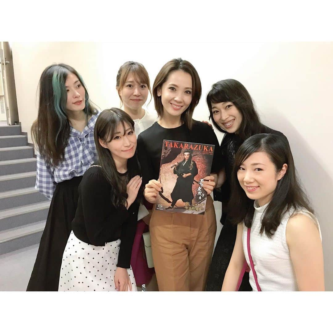 海隼人（有馬佐織）さんのインスタグラム写真 - (海隼人（有馬佐織）Instagram)「月組るりさんとさやか、れみの退団公演を昨日観に行きました🌹🌹🌹 退団公演独特の研ぎ澄まされたキラキラオーラのお三方✨ をしっかり目に焼きつけることができて良かった🙏✨✨ 無事に何事もなく卒業できることを心から願ってます💫✨✨✨ ogも沢山😳 写真に収まってる人数の倍以上でした😅 でも沢山の方にお久しぶりにお会いできて嬉しい限りでした🤗 会える人には会えるものですね🌼 ・ 2枚目ひめちゃんが綺麗に写るアプリとやらでプリクラみたいにとってくれました😆全然違う人みたいw ・ 3枚目一緒に観に行ったのは、退団してから仲良しになった花陽みらちゃんと😊 ・ ・ #月組#宝塚#東京宝塚劇場 #芝居#夢現無双 #宮本武蔵 #ショー#クルンテープ#退団 #タイミング#ご縁#happy#smile  #美弥るりか  さん#るりさん#分担さん #響れおな#さやか #玲実くれあ#れみ #元宝塚#宝塚og #壱城あずさ さん #羽鷺つばさ  さん #汐月しゅう #若夏あやめ  #白百合ひめ  #花陽みら #海隼人」5月30日 20時20分 - saorimahalo