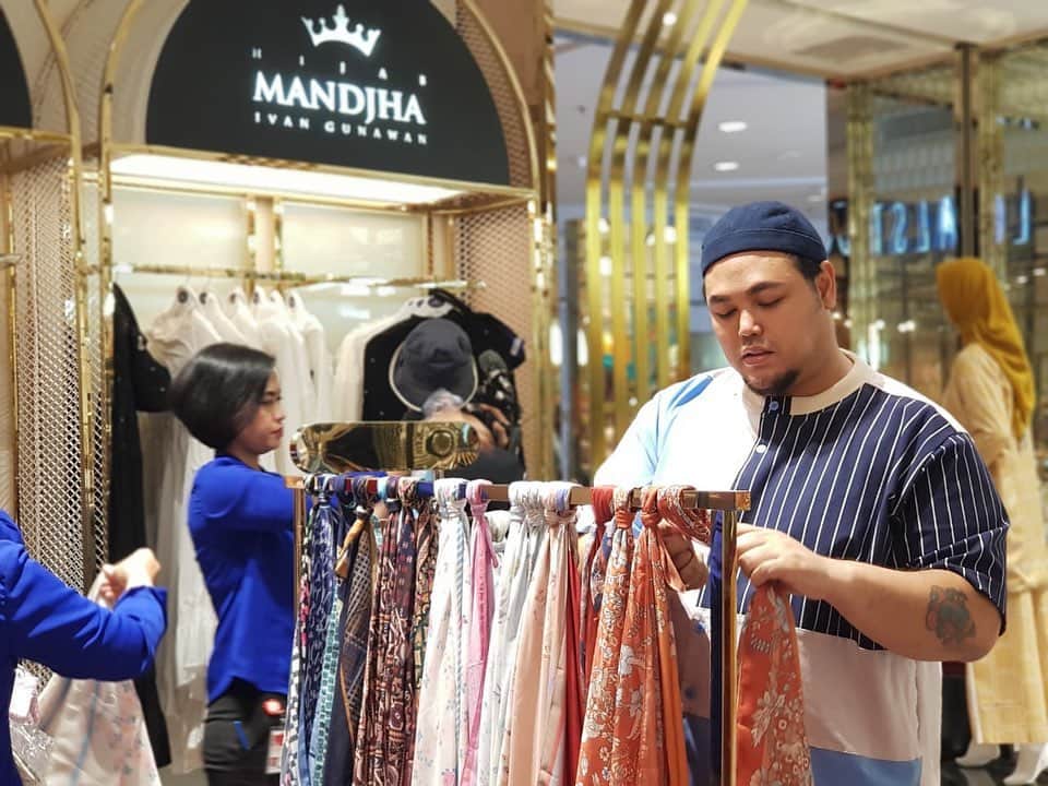 Ivan Gunawanさんのインスタグラム写真 - (Ivan GunawanInstagram)「. Dare to be different ?  You can find many collections for your daily outfit or even for Ied Collections from @mandjha.ivangunawan  Please come visit and shopping our latest items from @mandjha.ivangunawan . ———————————— @mandjha.ivangunawan NOW AVAILABLE AT : METRO DEPT STORE  PLAZA SENAYAN ( GROUND FLOOR ) ———————————— . #mandjhahijabivangunawan #mandjhaivangunawan #modestcollections #muslimwear #hijabcollections」5月30日 20時20分 - ivan_gunawan