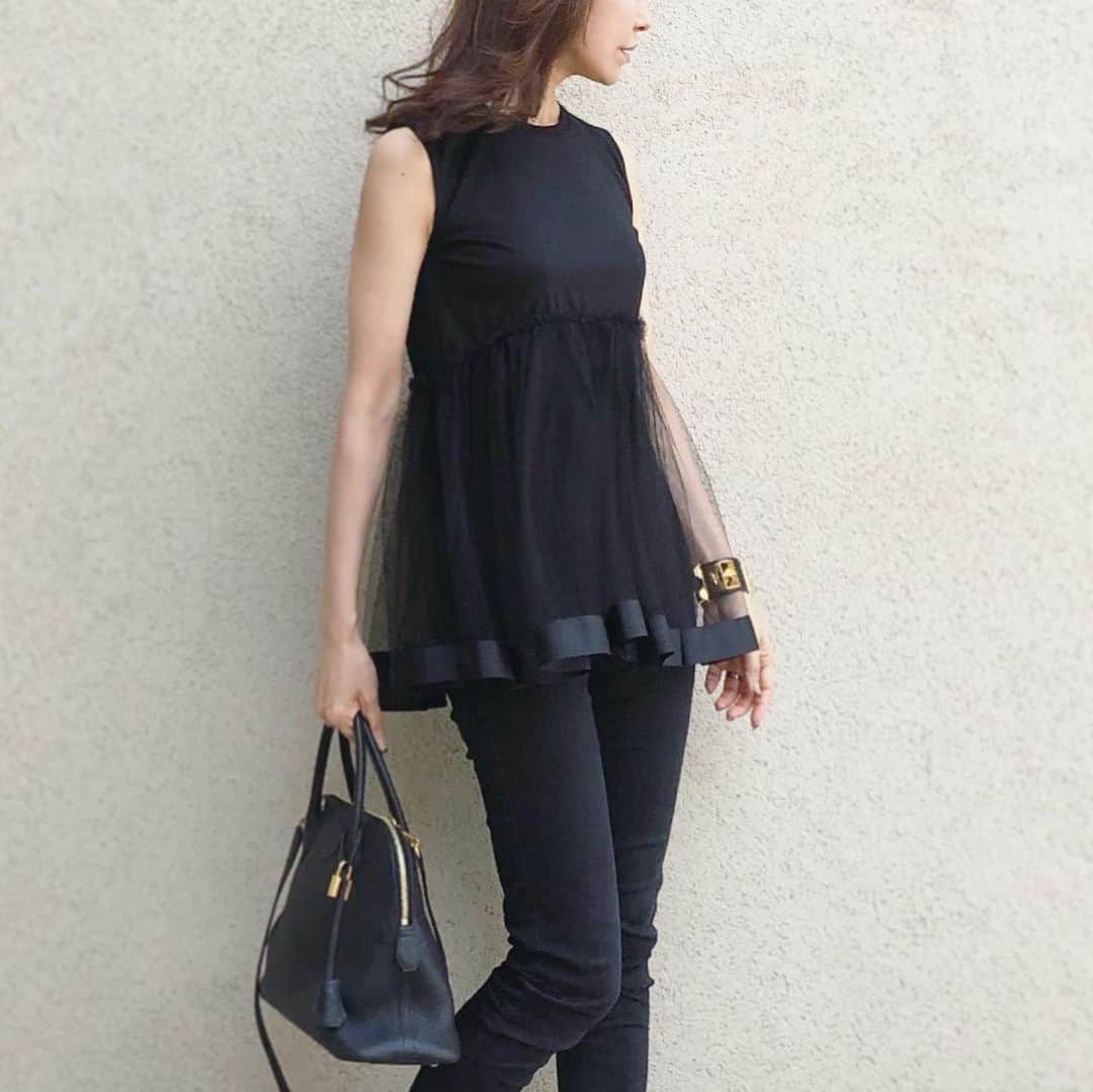 akko3839さんのインスタグラム写真 - (akko3839Instagram)「﻿ ﻿ all black coordinate﻿ ﻿ ﻿ チュール使いが可愛いトップス﻿ 白も欲しい♡﻿ ﻿ ﻿ top @doublestandard_official ﻿ bag @hermes﻿ pants @sysorus.select ﻿ sandal @celine﻿ ﻿ ﻿ ﻿ #ダブルスタンダードクロージング#ダブルスタンダード#ダブスタ#エルメス#シソラス#セリーヌ」5月30日 20時24分 - akko3839