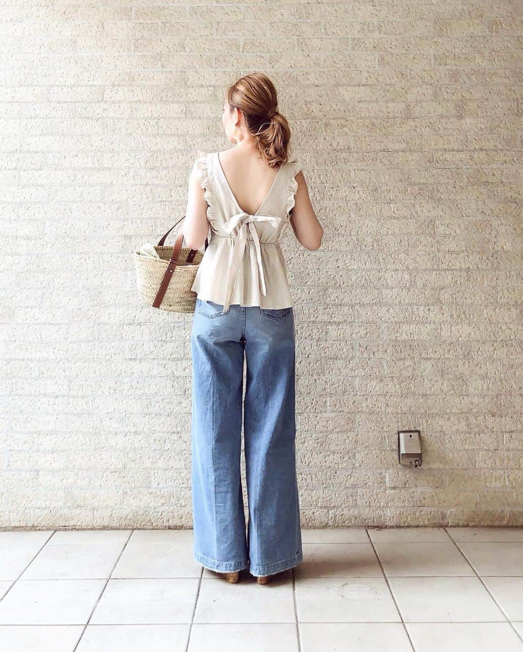 のインスタグラム：「ㅤ ㅤ 2019.5.30 Thu #nanacoordinate 𓇼 ななコ 🐼ㅤ ㅤ ㅤ beige 𓇬 denim 𓂅 ㅤㅤ ㅤ ㅤ  前も後ろもﾒﾁｬｸﾁｬ可愛すぎるﾄｯﾌﾟｽは @to_the_sea_hawaii のん𓇼 ﾃﾞﾆﾑによく合う𓀠𓀠 この夏ｲｯﾊﾟｲ着たいし旅行にも持って行きたいﾔﾂ𓃰*° ㅤ ㅤ ㅤ ㅤ ㅤ #totheseahawaii #denim #デニム #loewe #sandals #ベージュ #beige #outfit #fashion #ootd #サンダル #coordinate #大人カジュアル  #locari mery  #beaustagrammer  #シンプルコーデ #プチプラコーデ  #mineby3mootd #instafashion #fashionblogger #fashionista #데일리록 #코디 #옷스타그램 #멋스타그램 #穿搭 #오오티디  #패션스타그램일상」