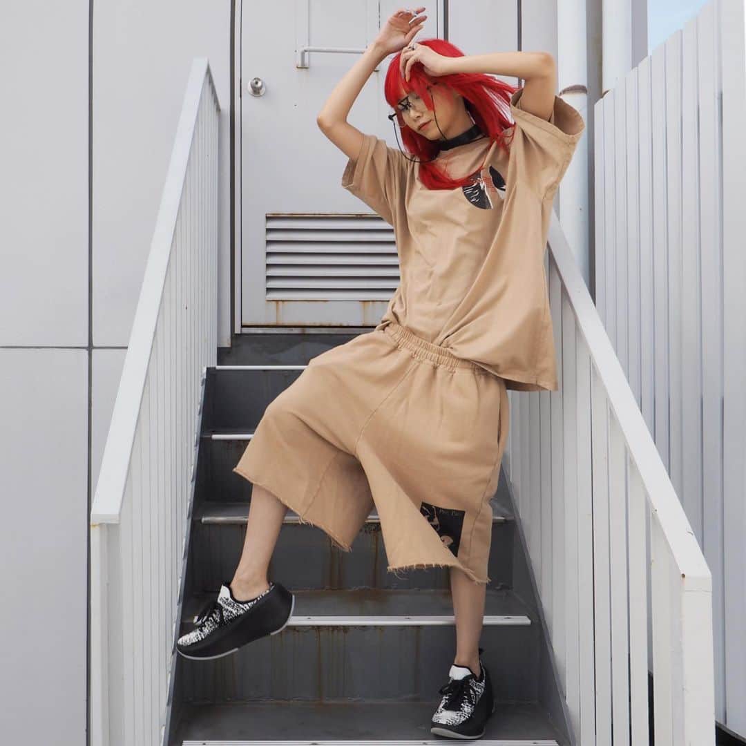 si ouxのインスタグラム：「ビリーアイリッシュ的シルエット🚹﻿ ギディのかわいい靴 第2弾！﻿ 舞妓さんが履いてるぽっくり下駄みたいな厚底。どこからがほんとの底なのかわかんない感じがかわいい…！﻿ ほかのも履きたい﻿ ﻿ #きょうの太陽浴﻿ ﻿ tops #komakino ﻿ bottoms #komakino﻿ kicks #giddyup﻿ eyewear chain #adsr」