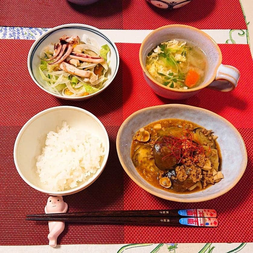 佐藤実絵子さんのインスタグラム写真 - (佐藤実絵子Instagram)「〔麻婆茄子〕ごはんのきろく🍚🍴 * 献立は‥ 🔸麻婆茄子 🔸イカのせサラダ 🔸レタス豆苗トマトのスープ * シンプルごはん☺️私が夏バテのターンになったもので(笑) 麻婆茄子は、後混ぜパターンで作りました！茄子だけを焼いておいて、最後に混ぜるだけ。歯応えと、色鮮やかさが残るのがイイね！なす好きさんにおすすめかも。 * イカは一夜干しを焼いてサラダの上にのせただけだけど。なんだか豪華になった気がするよね👍 * ごちそうさまでした❤️ * * #みえこごはん  #麻婆茄子 #夕ごはん #夜ごはん #春献立 #二人ごはん #ふたりごはん #おうちごはん #おうちごはんlover #しあわせごはん #家庭料理 #献立 #デリスタグラム #デリスタグラマー #クッキングラム #うつわ好き #うつわ #instafood #lovefood #foodstagram #japanesefoods」5月30日 20時30分 - mieppp624