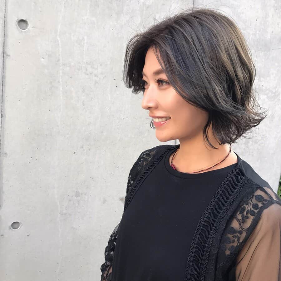 西谷綾子のインスタグラム：「✴︎ #colorchange ブルーアッシュに☺️ 初カラーにウキウキ💓 イメージもまた変わったかも☺️🎶 ・ スタッフのみんな和気合いいで一緒にいて楽しくなる😍 @regilo_omotesando  @takada_koh ・ ・ #ボブ #ボブヘアー #カラーチェンジ #regilo #レジーロ #表参道 #青山 #表参道美容室 #美容室 #ヘアカラー #ブルーアッシュ #アッシュ #hair #haircolor #トリートメント #ツヤツヤ #サラサラ #オススメ #お気に入り」