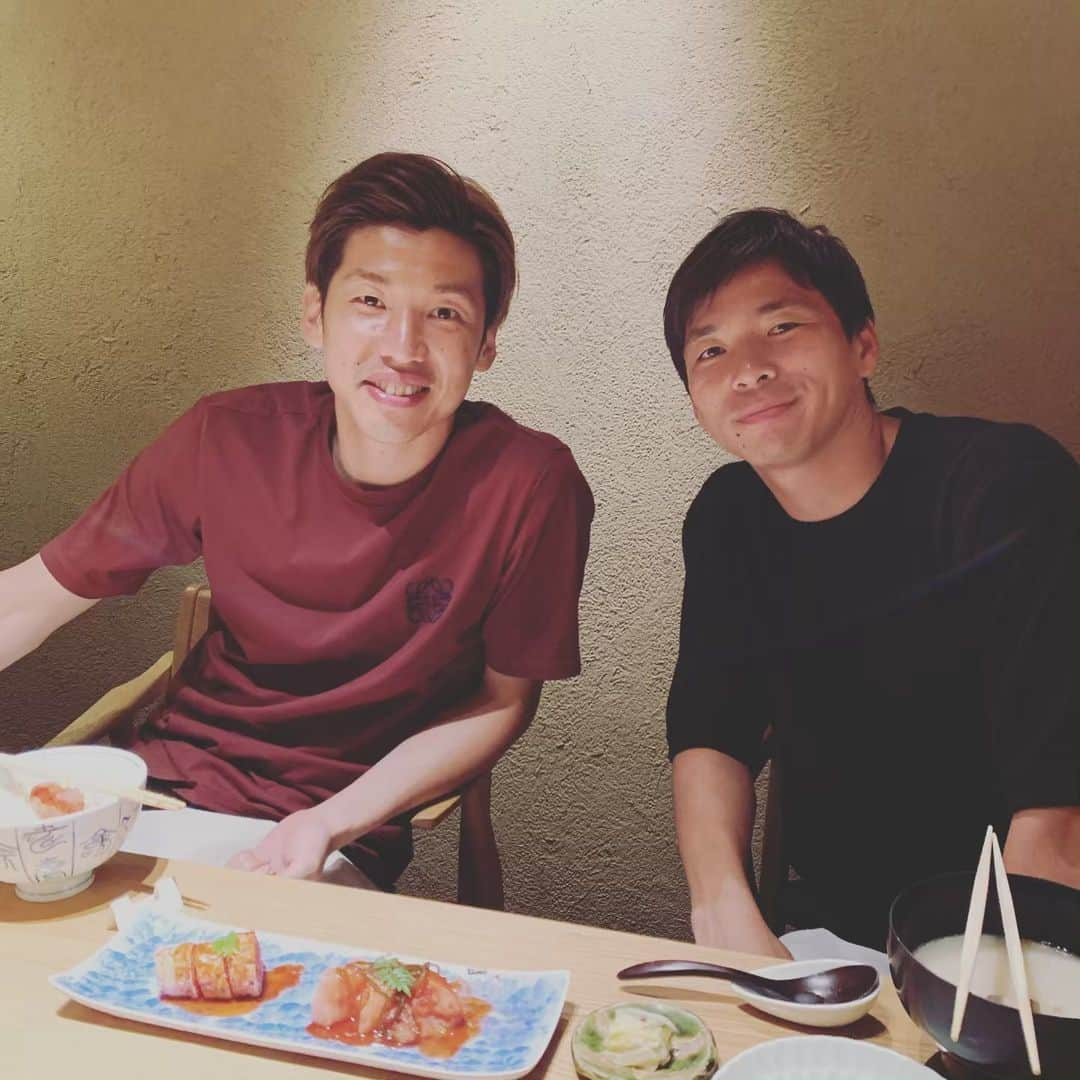 乾貴士さんのインスタグラム写真 - (乾貴士Instagram)「久しぶりのサコ😊✨ ご飯うまーい😆👍 #大迫勇也 #本人から半端ないって聞いたことない #聞いてみたい #キリンチャレンジ頑張れ」5月30日 20時46分 - takashi.08