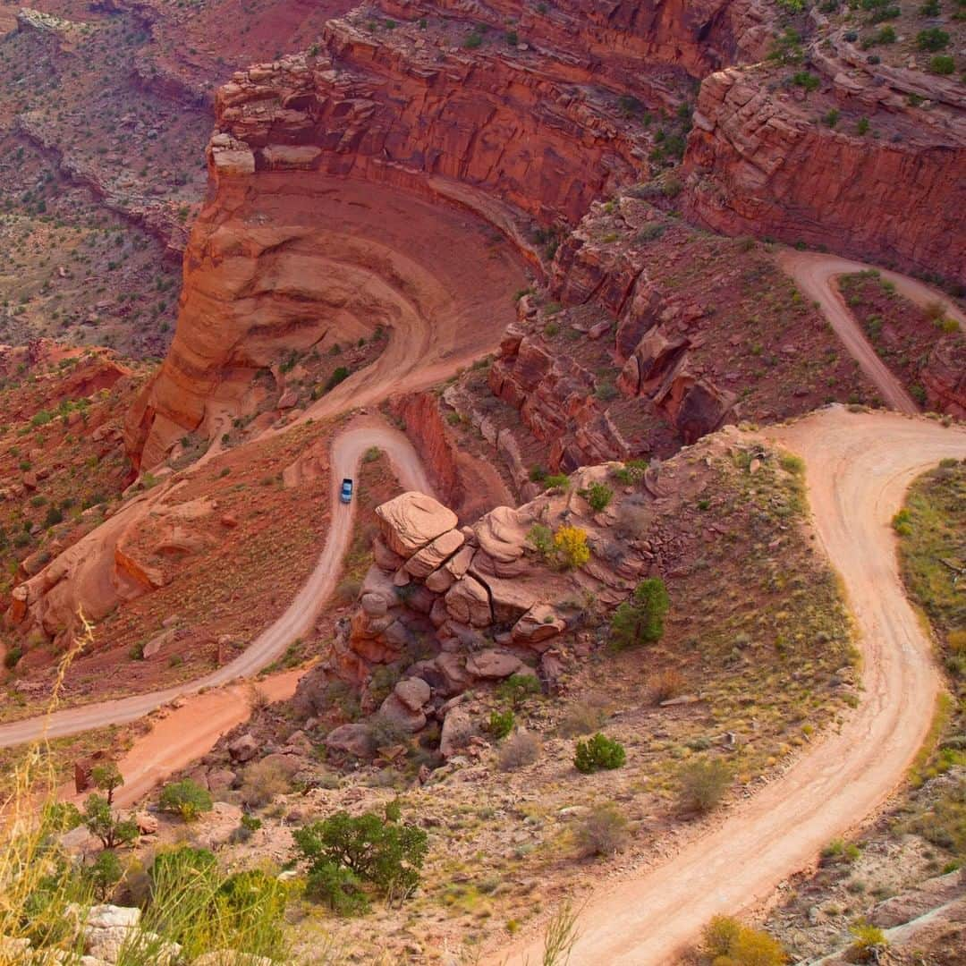 Lonely Planetさんのインスタグラム写真 - (Lonely PlanetInstagram)「Part of the 'Islands of the Sky' drive in #Canyonlands National Park, #Utah, this vertiginous, snaking road is tackled by countless road trippers every year... Would you be brave enough to take it on? If so, be sure to swing by our story for the ultimate 'Mountain Drives' playlist to help you on your way 🚗 🏔️」5月30日 20時48分 - lonelyplanet