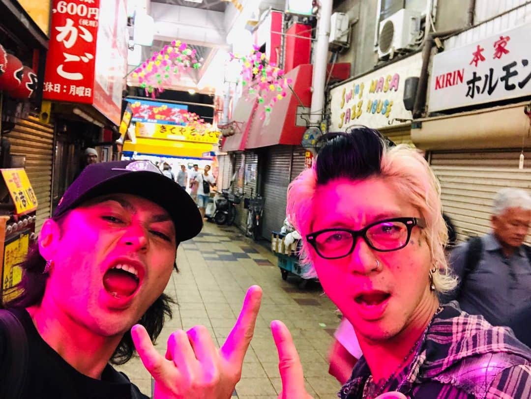 Ju-kenのインスタグラム：「w/ @kenta.harada at ジャンジャン横丁！  ディープ大阪の後に、観光ミュージシャン♫  #大阪 #西成 #新世界 #ジャンジャン横丁」
