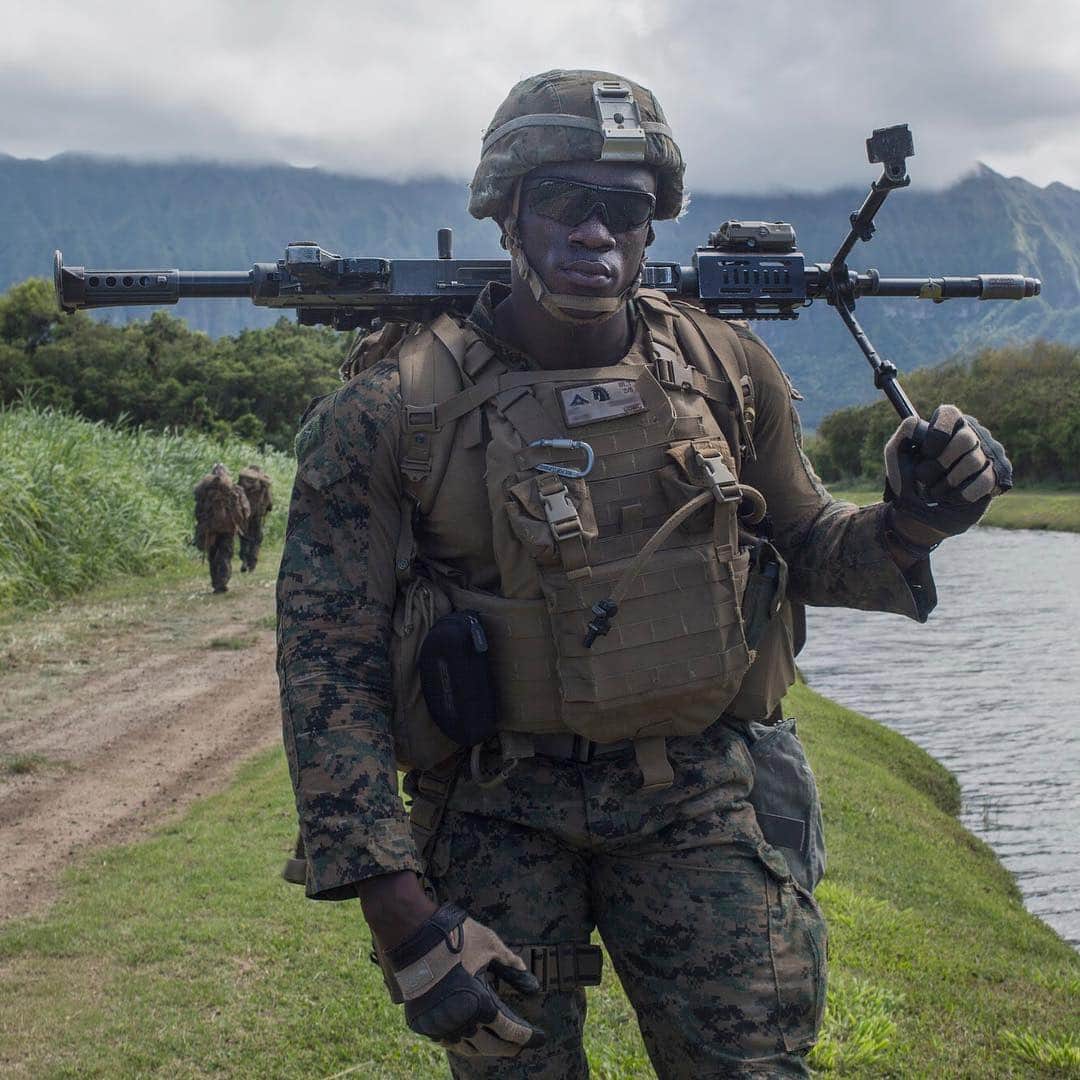 アメリカ海兵隊さんのインスタグラム写真 - (アメリカ海兵隊Instagram)「Scenic Route  Lance Cpl. Ridwan Ouronile, a machine gunner with the @pride_of_the_pacific carries an M240B machine gun during a training patrol at @mcb_hawaii. (U.S. Marine Corps photo by Cpl. Adam Dublinske)  #Marines #USMC #11thMEU #Military」5月30日 20時49分 - marines