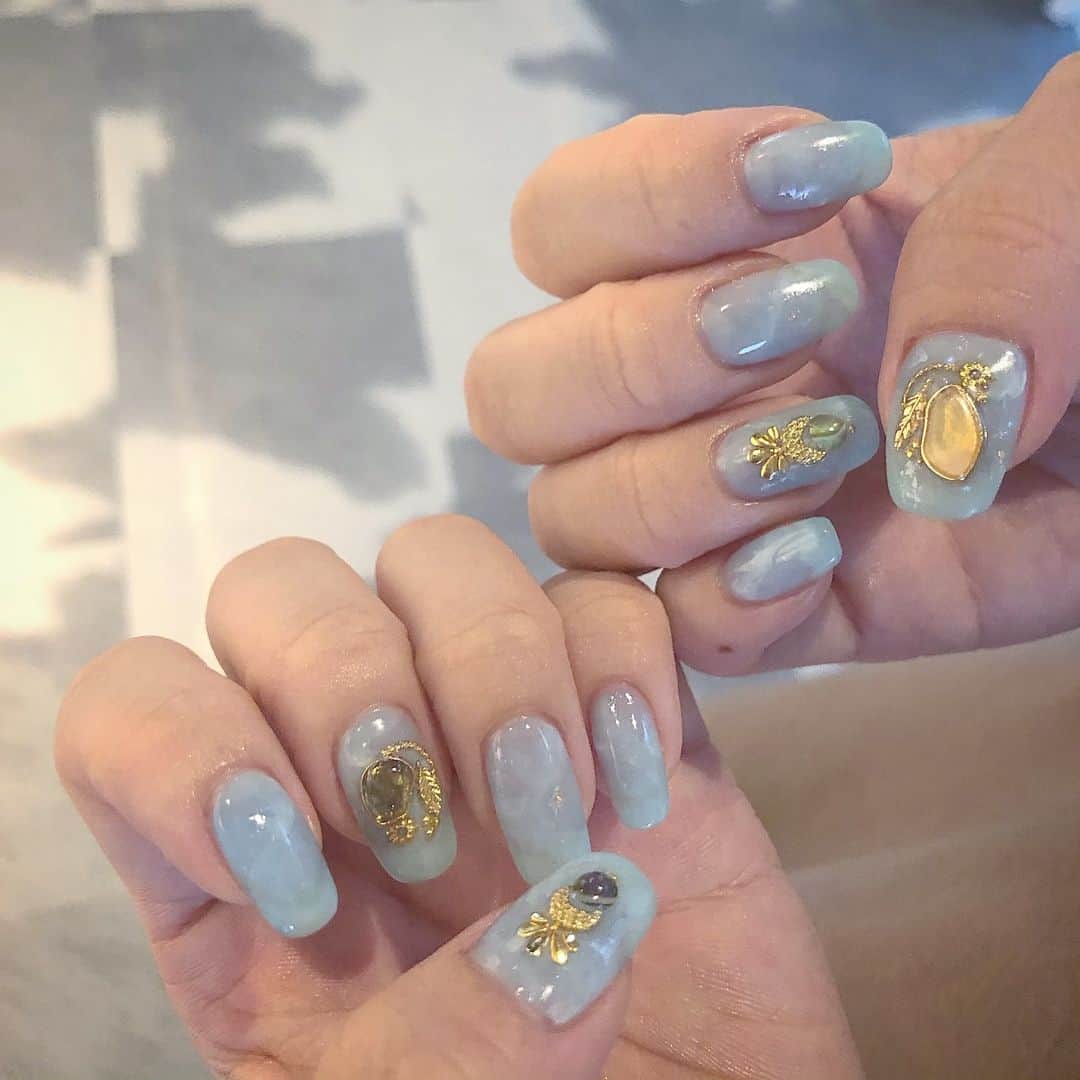 RUBY&ONYX by Kanako Miuraのインスタグラム：「🌫クリアブルー🌫 クリア感が涼しげです🌬 ・ ・ ・ 5/31 12:00〜,18:00〜 6/1  15:00〜 6/2  16:00〜  ご案内可能でございます🥰 その他のお時間もご相談くださいませ。  お子様もお隣に座れるペアルームや個室もございます💡 ・ ・ ・ 🌿月額制もやってます🌿 ○プレミアム会員(ハンド&フット)¥29,800(税抜)・ ○ハンドレギュラー会員¥14,800(税抜)・ ○フットレギュラー会員¥14,800(税抜)・ ・ それぞれ全てのメニューが月に何度でもご利用頂けます。  ご予約、お問い合わせはDMまたは 0354595882 LINE ID：@ rubynail までお気軽にどうぞ💫  #daikanyama#nailsalon#nail#gelnail#rubyandonyx#summer#summernails#handnail#mode#cool#studs#menscare#ART#mirrornails#メンズネイル#メンズケア#定額制ネイル#通い放題#ジェルネイル#ネイル#ノーサンディング#ショートネイル#大人ネイル#大理石ネイル#シンプルネイル#代官山ネイルサロン#トレンドネイル」