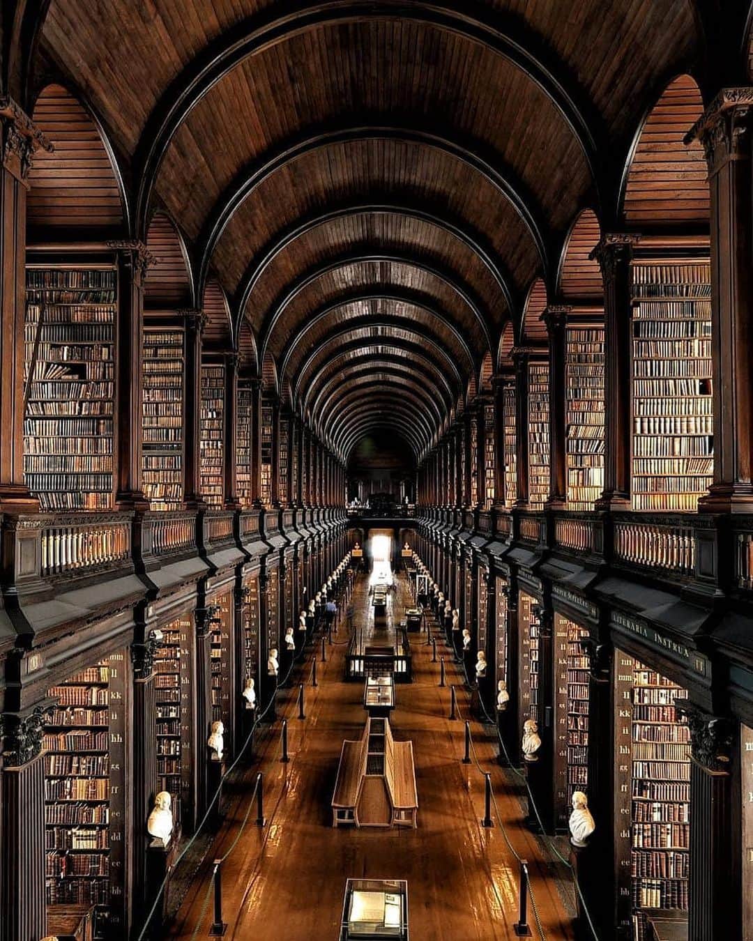 キャセイパシフィック航空さんのインスタグラム写真 - (キャセイパシフィック航空Instagram)「Step under a barrel-vaulted ceiling and back in time. Dublin’s Trinity College Library holds 200,000 books dating back hundreds of years. And that’s not all. It’s also home to the Book of Kells, a 9th-century gospel manuscript widely regarded as Ireland's finest national treasure. ⠀⠀⠀⠀⠀⠀⠀⠀⠀ ⠀⠀⠀⠀⠀⠀⠀⠀⠀ #都柏林 #聖三一學院圖書館 藏書量高達20萬本，部分古籍可上溯至數百年之前，當中九世紀的福音手稿《凱爾經》更被視為愛爾蘭國寶。置身圖書館的拱形長廊，猶如走進時光隧道，回到從前。⠀⠀⠀⠀⠀⠀⠀⠀⠀ ⠀⠀⠀⠀⠀⠀⠀⠀⠀ Credit: @jesusmaurofrank」5月30日 21時00分 - cathaypacific