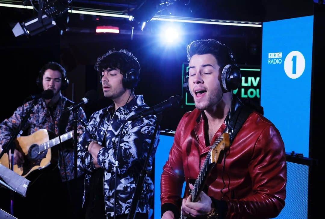 BBC Radioさんのインスタグラム写真 - (BBC RadioInstagram)「So... @jonasbrothers just covered @lewiscapaldi in the Live Lounge. THIS IS NOT A DRILL.」5月30日 20時53分 - bbcradio1