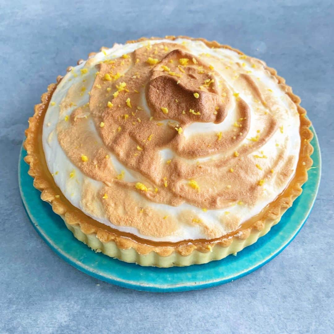 信近エリのインスタグラム：「.﻿ 初夏に食べたくなるレモンパイ🍋﻿ 爽やかなクリームと、﻿ メレンゲの ふわシュワが幸せの味。﻿ 今回は、パートブリゼという練りパイ生地をタルト型で焼きました。﻿ FPを使うと簡単にできるので、パイ生地は手作りをお勧めします♡﻿ Blogに分かりやすい配合のレシピのURLを貼っておりますので、参考にしてみてください💁‍♀️﻿ ﻿ 1枚目のお皿は #青木浩二 さん ﻿ 2枚目のお皿は #水谷和音 さん﻿ の作品です！」