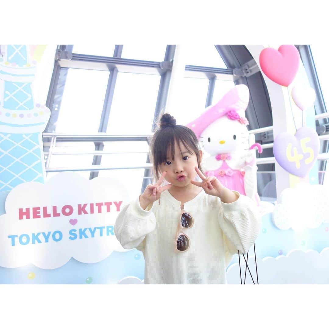Saraさんのインスタグラム写真 - (SaraInstagram)「. 東京スカイツリーで開催されている HELLO KITTY 雲の上のアニバーサリー に行ってきました🌈 . 限定のフォトブースで 少し照れながらもパシャり📸 . 歴代のグッズの展示があったり、 スタンプラリーもやっていて 親子で楽しめました💓 . 7/17まで開催中で、 5歳以下の子どもは展望台への入場が 無料なのでぜひ✌️ . @tokyoskytree_official . #ハローキティ雲の上のアニバーサリー #東京スカイツリー #ハローキティ45周年 #サンリオ #サンリオ好きな人と繋がりたい #sanrio #hellokitty #anniversary #tokyoskytree #pr」5月30日 20時56分 - sarasara718