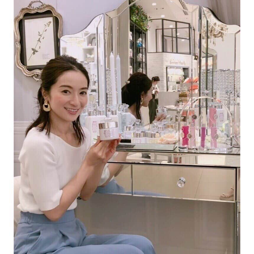 Mayuko Watanabe 渡辺真由子さんのインスタグラム写真 - (Mayuko Watanabe 渡辺真由子Instagram)「@jillstuartbeauty のお店に @Kaori.omura と一緒に遊びに行ってきました♡ 5月31日(金)に発売するジルスチュアートのボディケア商品を一足先に体感しました😊✨ ・ 新商品のコンセプトは“Diamond Time”で、 ボディケアの時間を優雅に楽しめるシリーズ♥ パッケージもダイアモンドっぽくキラキラしていてとっても可愛いのでギフトにしても喜ばれそうです😍✨ ボディジェルは保湿力もきちんもあり、これから暑くなる時期に日焼け後のボディケアに大活躍しそうなプルップル感がたまらない😆 ボディスクラブもラメやパールが入っているので使ってるだけでテンションが上がりますし、洗い上がりもつやつや肌になりましたよ😃👍 ・ 香りはピュアで甘いホワイトフローラル・上質なローズのロージーズ・なしの爽やかな香りのブルーミングペアーの3種類あり、かおりんが私に合っている！と選んでくれたのはホワイトフローラルの香り🎶 持ち運びに便利なローラーボールはケースを８色から選べて、東急プラザ表参道店ほか限定店舗で名前の刻印もしてくれるのでバッグの中身がオシャレになりますよ☺️💗 ぜひ行ってみて下さいー！！ #ジルスチュアートビューティー#JILLプレ#ギフト#jillstuartbeauty#diamondtime#bodycare#ボディケア#ダイヤモンドタイム#プレゼント#コスメ#ギフトセット#誕生日プレゼント#present#美容#ボディジェリー」5月30日 20時59分 - watanabe_mayuko