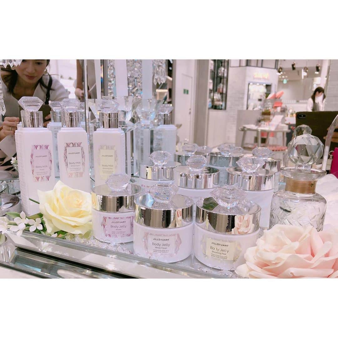 Mayuko Watanabe 渡辺真由子さんのインスタグラム写真 - (Mayuko Watanabe 渡辺真由子Instagram)「@jillstuartbeauty のお店に @Kaori.omura と一緒に遊びに行ってきました♡ 5月31日(金)に発売するジルスチュアートのボディケア商品を一足先に体感しました😊✨ ・ 新商品のコンセプトは“Diamond Time”で、 ボディケアの時間を優雅に楽しめるシリーズ♥ パッケージもダイアモンドっぽくキラキラしていてとっても可愛いのでギフトにしても喜ばれそうです😍✨ ボディジェルは保湿力もきちんもあり、これから暑くなる時期に日焼け後のボディケアに大活躍しそうなプルップル感がたまらない😆 ボディスクラブもラメやパールが入っているので使ってるだけでテンションが上がりますし、洗い上がりもつやつや肌になりましたよ😃👍 ・ 香りはピュアで甘いホワイトフローラル・上質なローズのロージーズ・なしの爽やかな香りのブルーミングペアーの3種類あり、かおりんが私に合っている！と選んでくれたのはホワイトフローラルの香り🎶 持ち運びに便利なローラーボールはケースを８色から選べて、東急プラザ表参道店ほか限定店舗で名前の刻印もしてくれるのでバッグの中身がオシャレになりますよ☺️💗 ぜひ行ってみて下さいー！！ #ジルスチュアートビューティー#JILLプレ#ギフト#jillstuartbeauty#diamondtime#bodycare#ボディケア#ダイヤモンドタイム#プレゼント#コスメ#ギフトセット#誕生日プレゼント#present#美容#ボディジェリー」5月30日 20時59分 - watanabe_mayuko