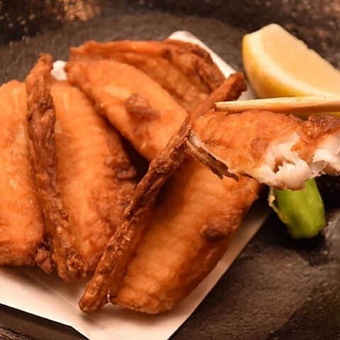 東京カレンダーさんのインスタグラム写真 - (東京カレンダーInstagram)「醤油、酒、生姜汁を1分ほどふぐに揉み込み、小麦粉でからりと揚げる一品。 最初は高すぎない温度で揚げ、徐々に温度を上げていくことでカラッと上がったふぐは、身はふんわりと柔らかく、外はカリッと香ばしい。  #東京カレンダー #東カレ #tokyocalendar #品川 #新馬場 #割烹 #牧野 #ふぐの唐揚げ」5月30日 21時02分 - tokyocalendar