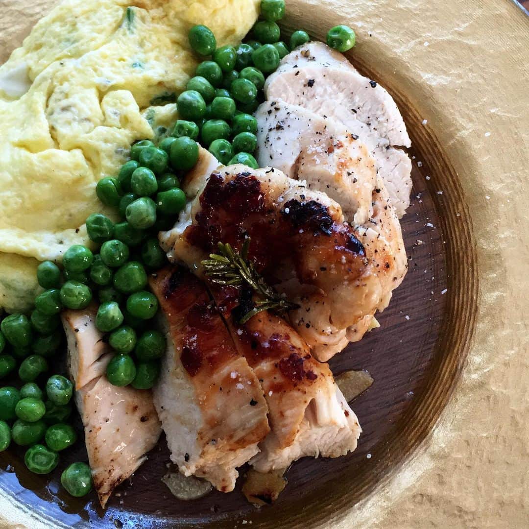 彩さんのインスタグラム写真 - (彩Instagram)「すっかり食べられるようになったグリーンピース 味覚はかわるもんですね。 ミートローフはゴルゴンゾーラのソースに」5月30日 21時04分 - aya_the_little_black