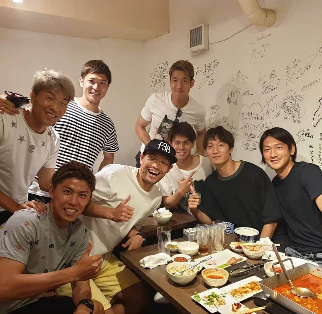 橋本拳人さんのインスタグラム写真 - (橋本拳人Instagram)「. Team🤝 ステキな笑顔のキャプテンご馳走さまです。 . #仲間  #fctokyo」5月30日 21時04分 - kento_hashimoto_18