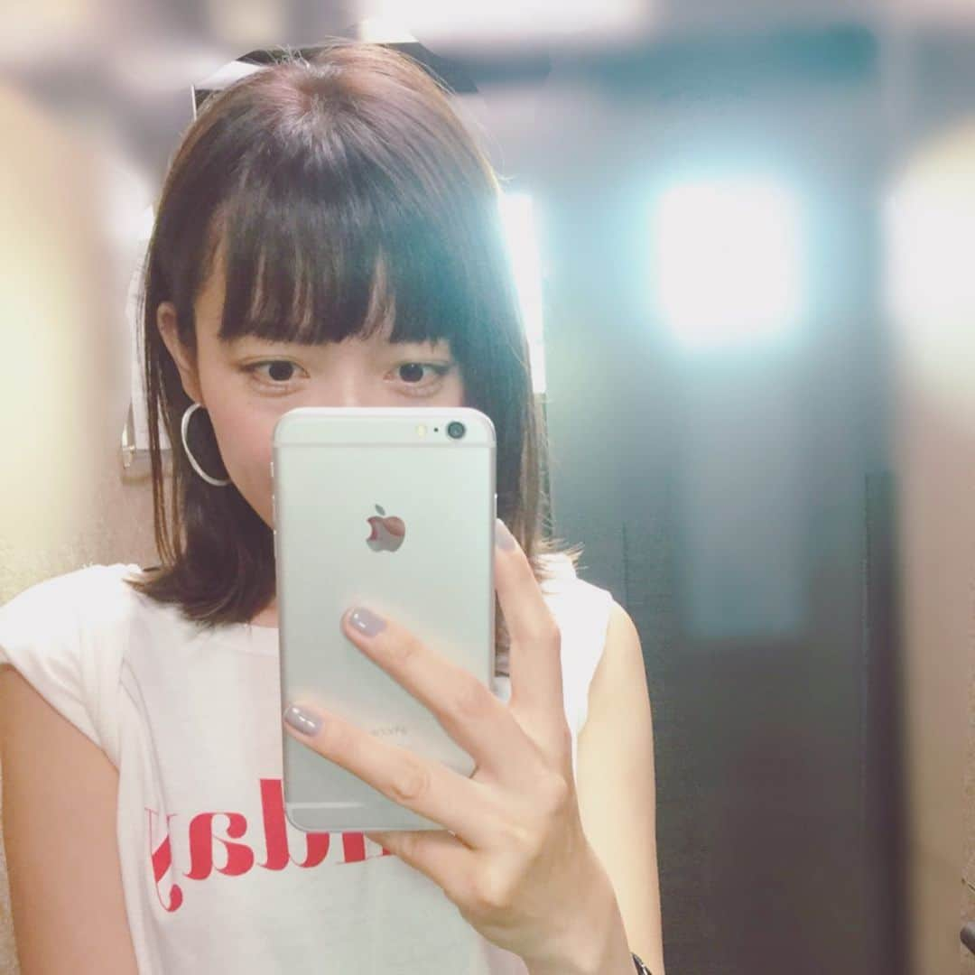 高橋まりなさんのインスタグラム写真 - (高橋まりなInstagram)「. 美容室へ✧  トリートメントで髪ツヤツヤ♡ . 赤のロゴがお気に入り🥰 . tee：@kobe_lettuce (C2000) skirt： used shoes： @repettoparis  bag： @grshimamura . #coordinate#marinacoordinate#トップス#神戸レタス#kobelettuce#used#叔母のお下がり#花柄スカート#かごバッグ#repetto#レペット#バレエシューズ#赤ロゴt#ロゴT#しまむら」5月30日 21時05分 - marina._.takahashi