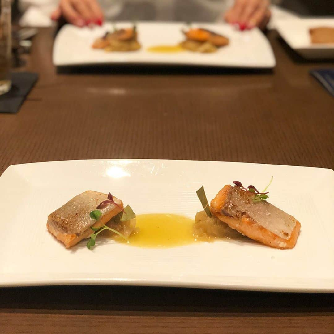 藤川沙弥さんのインスタグラム写真 - (藤川沙弥Instagram)「先日スイスホテルで3人でDinnerを🍽﻿ ﻿ この日の為にミラノから来日された﻿ ミシュランシェフの作るコースを 頂きました🙏🏻✨﻿ ﻿ 現役で舞台俳優もされている﻿ イタリア歌手の﻿方の 生演奏のライブを聴きながら🎼﻿ 贅沢な時間でした💗﻿」5月30日 21時06分 - s_a_y_a_p_i