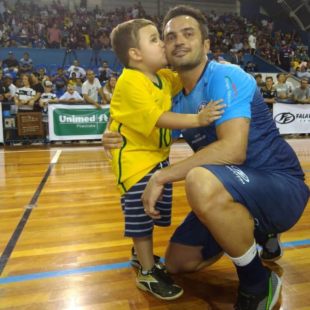 アレッサンドロ・ローザ・ヴィエイラのインスタグラム：「Ontem foi dia de muita diversão e carinho em #Piracicaba ,carinho resumido nesse meu amigãozinho ai ❤️❤️❤️ Obrigado Piracicaba SP, parabéns pelo evento @leandrofranco_le」