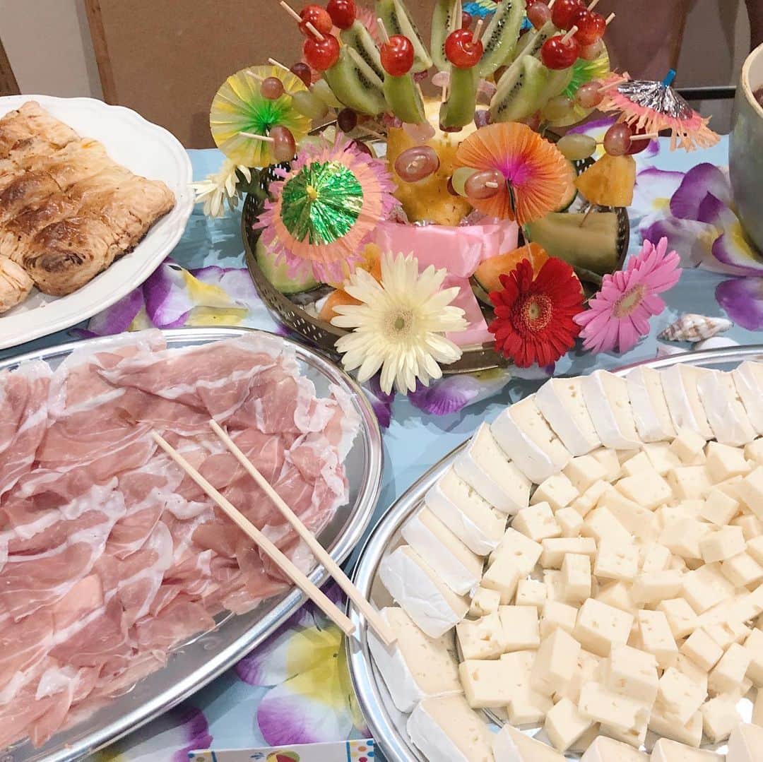 西山美希子さんのインスタグラム写真 - (西山美希子Instagram)「昨日娘の幼稚園のイベントTeacher appreciation luncheonがありました。だいたい毎年わたしが企画させて頂いています😍先生たちのために、ママたちがランチを振る舞うインター特有のイベントです。今年のテーマはハワイ🌴今年も、ママたちの手料理の素晴らしいこと👏👏👏そして、空間プロデュースという、わたしの昔の仕事が、幼稚園のイベントでやけに生かされてますw。今日は幼稚園最後の三者面談、明日は息子の小学校の全校保護者会。相変わらず日々忙しくて、いろいろが間に合ってません💦💦 #teacherappreciation #luncheon」5月30日 21時12分 - mariaclove