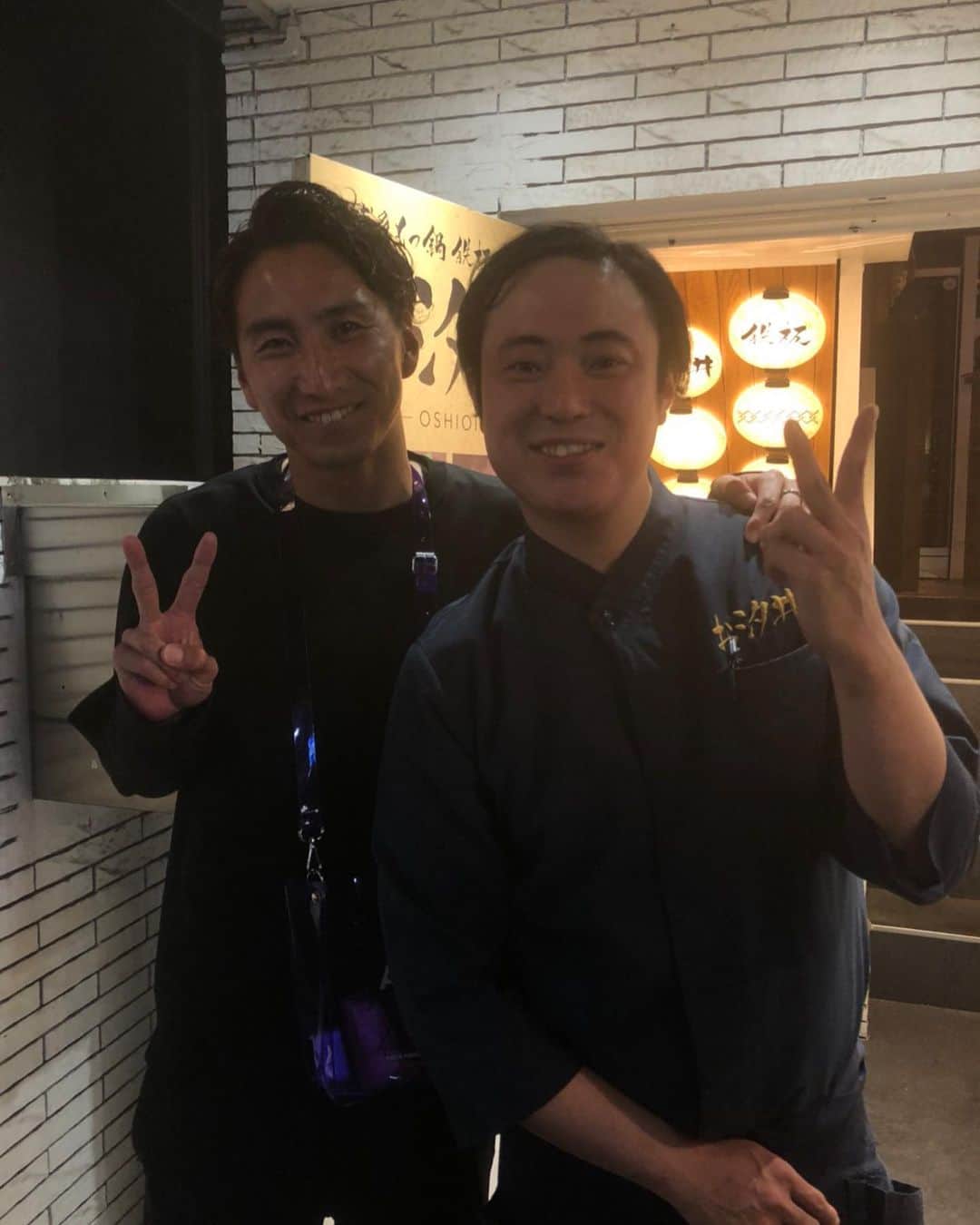のインスタグラム：「安定の。  いつもお世話になってる… 哲平さん。  いつも帰り際にたくさん話しちゃう… 哲平さん。  この日も… お話たくさん… そして…大爆笑…🤣 そら… わたくしの顔もこうなるよ笑 衝撃やったんやから笑  美味しかったなー。 豚しゃぶ。 個人的には…上半期No.1。 美味しい食べ物でした。  わたくしが… あの顔になった理由は まさに豚しゃぶ…。 だって…だって… 前回…お店から帰ったあとに… 豚しゃぶの存在を知らせる… Instagram… そりゃないよー… 哲平さん笑  そのくだりで… 2人で大爆笑しました🤣  いつもありがとう 哲平さん。 モミさん。 お店のスタッフ… みんな最高なのよ^_^ 大好きなのよ^_^  #哲平さん #モミさん #お店のスタッフみんな #最高なのよ #でもでもでも #帰ったあとに #ストーリー にて #豚しゃぶ の存在知らせるのは #ダメよーダメダメ #あれは泣いた #ずるい #今回たべれた #最高だった #個人的には #上半期No1 #repeat #確実案件 です #哲平さん #ずるいよ #これ #前も食べたかったよ #BigSmile #現場からは以上です🙏」