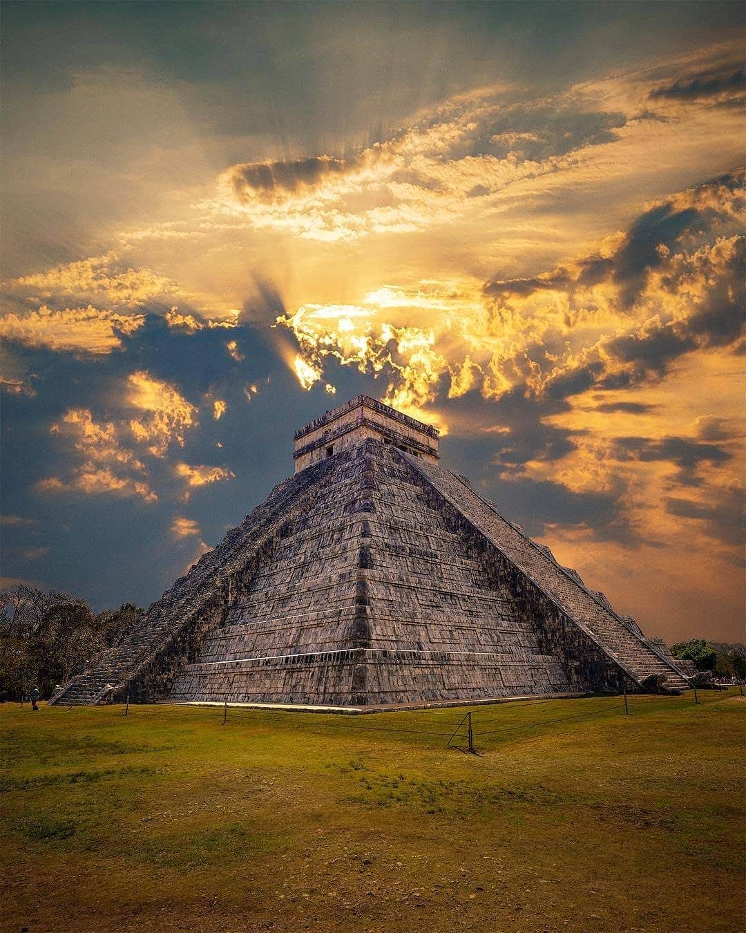 BEAUTIFUL DESTINATIONSさんのインスタグラム写真 - (BEAUTIFUL DESTINATIONSInstagram)「Chichén-Itzá was appointed by UNESCO as one of the "New Seven Wonders of the World." Would you travel to Mexico to check this Maya civilization off your bucket list? (📷: @kyrenian 📍: Chichén-Itzá, Yucatan, Mexico)」5月30日 21時16分 - beautifuldestinations