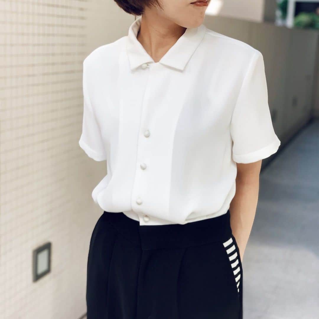BORDERS at BALCONYのインスタグラム：「@bordersatbalcony_official の「SHIRT JUMP-SUIT」はウォッシャブルツイルを使用したエレガントなジャンプスーツです。  衿が２wayになっており、首まわりをあけて着るカジュアルスタイリングと、衿のボタンをとめて着るモードスタイリング、シーンによってお選びいただけます。 「SHIRT JUMP-SUIT」は一枚着ればキレイに見えるので、お忙しい方におすすめです◎。 ※ボタンは２つ穴あきに変更いたしましたので、詳細はオンラインショップにてご確認ください。⠀⠀ ⠀⠀」