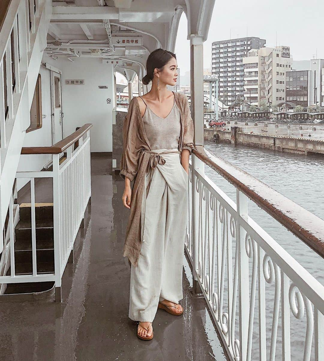 影山可蓮さんのインスタグラム写真 - (影山可蓮Instagram)「・ ・ #outfit 🚢 ・ ・ 鹿児島旅、 大雨の船の中にて☔️ ・ ・ 🏷 OUTER /PANTS  @reedit_official  ACC @_stern____ ・ ・ ✔️OUTER  柔らかくて肌馴染みのいい羽織り！ 気温も上下するし、夏までいろんなシーンで使えそう！水着の上の羽織にもできそうで連れて行きました✨ ・ ・ ✔️PANTS  ウエスト周りのデザインがカジュアルで可愛いリネン素材パンツ！ さらっと着れるしボトムスのサイズ選びが難しい人にオススメしたい💕 ・ #reedit のプチプラセットでした😄 ・ ・ ・ ・ #outfit #ootd  #リエディ #リエディスタ #大人シンプル #カシュクールパンツ #リネンパンツ  #fashion #instafashion  #coordinate  #instagram  #シンプル #コーデ #コーディネート #今日のコーデ #私服 #karen_k_outfit」5月30日 21時17分 - karenoutfits