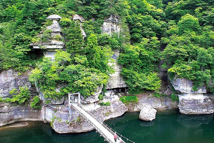 のインスタグラム：「来て！ 塔のへつり　 大川羽鳥県立公園にある大川が形成する渓谷で、百万年という時をかけて浸食と風化が作り出した奇岩景観です。 新緑と白い岩肌が織りなす眺めは、一幅の名画のようです。 #下郷町 #塔のへつり #奇岩 #福島 #ふくしま #ふくしまからはじめよう #来て  #futurefromfukushima #fukushima #traveljapan #japantrip #explorejapan #japanadventures #japanholiday #beautifuldestinations #instatrip #art_of_japan #instagramjapan #japan_of_insta」