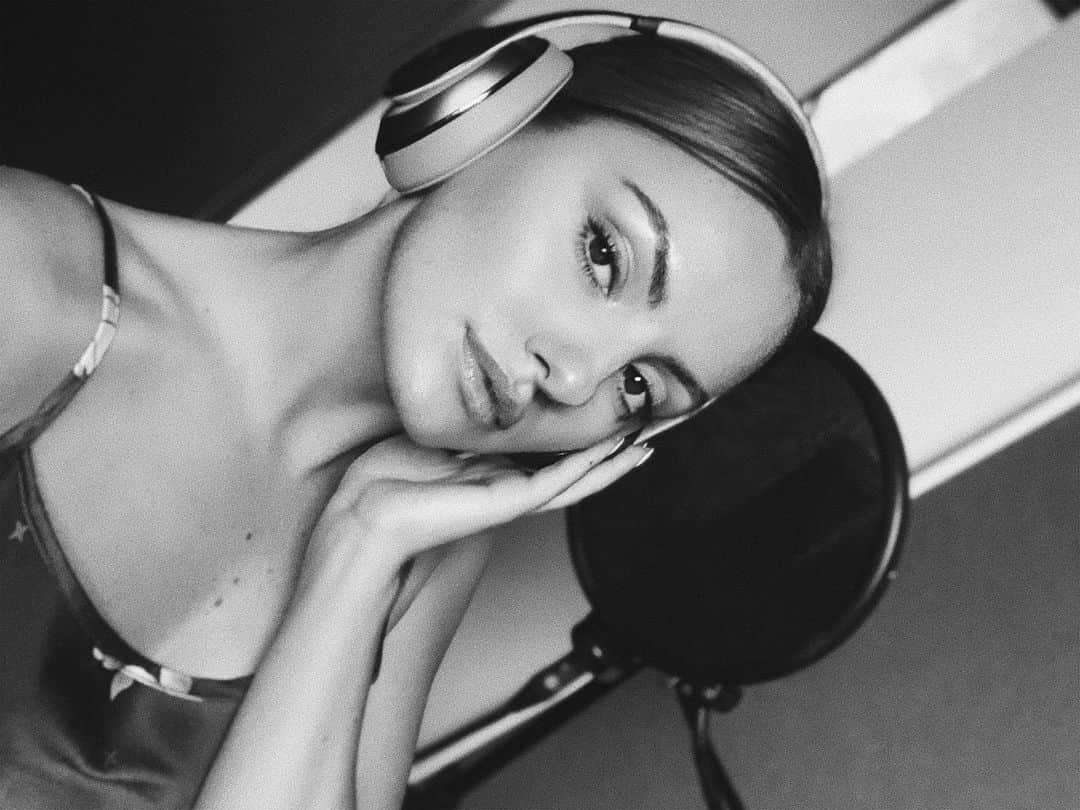 アレクサンドラ・スタンさんのインスタグラム写真 - (アレクサンドラ・スタンInstagram)「Wish you could hear what I’m hearing now! 🎶🖤 #newmusic #ontheway #soon #studio」5月30日 21時23分 - alexandrastan