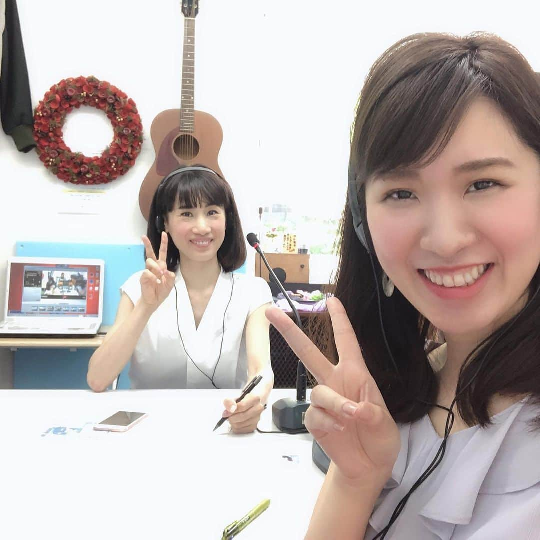 やまさき江里子さんのインスタグラム写真 - (やまさき江里子Instagram)「今日もラジオ📻 FM星空ステーション♬ 「Cafe Terrace Live」では、 友人のジャズシンガー、 白石さわさんをお迎えしました♡  さわさんは真っ白なワンピース、 わたしも水色のワンピース👗  特に打ち合わせしてなかったけど、衣装が似てて嬉しかった♬  ジャズって敷居が高い感じがしますが、白石さわさんのジャズは軽快で優しくて聴いていると羽根が生えて飛んでいけそうな、 そんな心地よい音です。  白石さわさんのCDアルバムは、 YouTube「白石さわ」で検索、 概要欄に購入先のリンクがあります♬ ぜひ聴いてみてね✨  #ラジオ #アナウンサー #あおみえり #dj #パーソナリティ #ワンピース #ジャズシンガー #ラジオ大好き #ラジオ収録 #女子力向上委員会 #歌手活動 #美容大好き」5月30日 21時23分 - aomieri