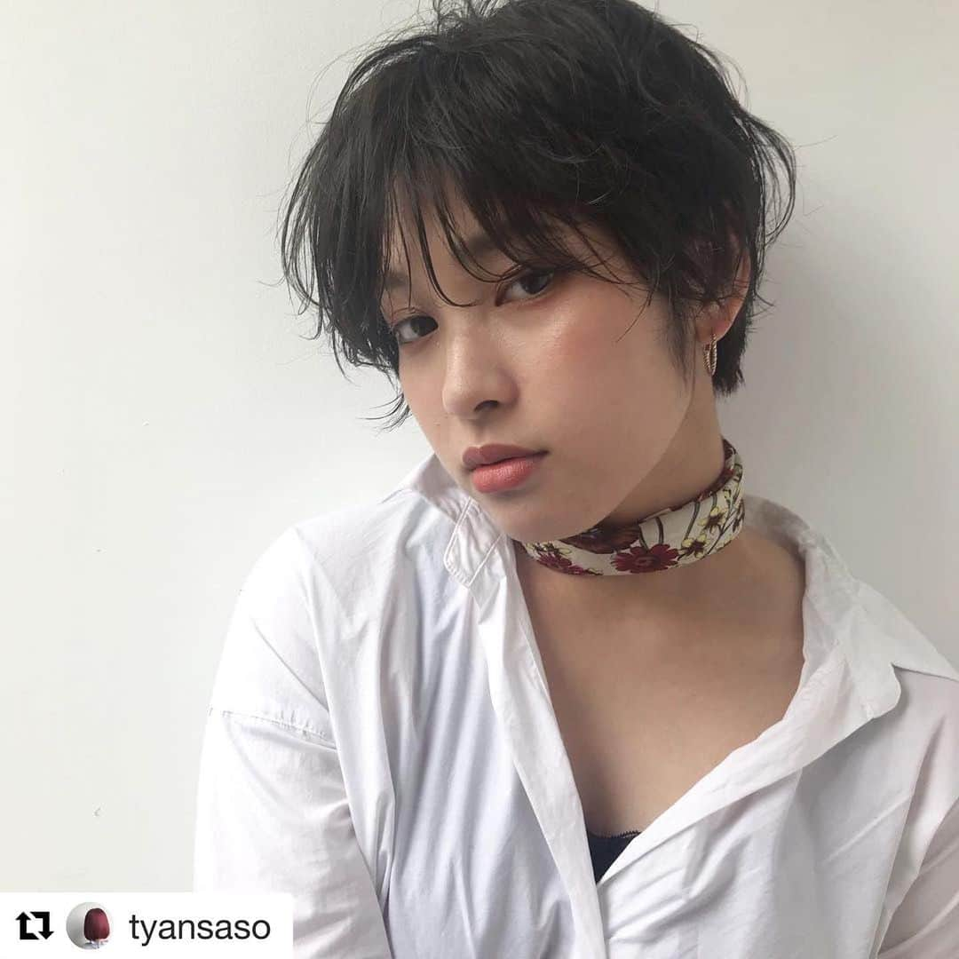 THROW 【スロウ】さんのインスタグラム写真 - (THROW 【スロウ】Instagram)「#Repost @tyansaso with @get_repost ・・・ . . . #ハンサムショート × #パーマ . 夏のショートはウェットに色っぽく✌🏻 ウェットなスタイリングにすると 髪が暗く見えるのでいつもよりも 1、2トーン明るめのカラーリングを するのがマストです🥺 . レシピ (8MT:8M 1:1 4.5% one touch) . ヘアカタログアカウント ▶︎ @sae_cleo . cut/¥2000 color/¥2500~ Wcolor/4000~ parm/¥2500~ . （color、parmのみの場合は別途でブロー料金を 頂いておりますので、カットと一緒でのご予約が おすすめです。） . 値段以上の施術を全力でさせて頂きます☺︎ ぜひお任せください。 . 予約はプロフィールにあるURLからか電話、 DMからお待ちしております💐 ☎︎ 082-545-3353 . . #cleo#クレオヘア#セノーテ#広島#広島美容室#広島美容院#ヘアアレンジ#スロウカラー#アッシュ#色素薄い系カラー #グレージュ#shorthair#ショートカット#ロングヘア#夏#夏カラー#ウルフ##cute#follow#ootd#instagood#広美#ファッション#濡れ髪#ウェットヘア#プレッピーのせて#スロウフォトコン」5月30日 21時24分 - throwcolor