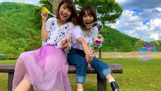 古川真奈美さんのインスタグラム写真 - (古川真奈美Instagram)「.﻿ .﻿ 北海道の大自然の中でシャボン玉して遊んだ🥳﻿ ﻿ みひろちゃん子供すぎて🧒💕萌える😂❤️❤️﻿ ﻿ 雨だったけど、シャボン玉するときだけ奇跡的に晴れた☀️﻿ ﻿ ﻿ #シャボン玉楽しすぎる﻿ #この音楽なにw﻿ #想像してたのと違うメロディー流れて笑ったw﻿ #無邪気に遊ぶおばはん達﻿ #中身は２人して子供﻿ #こんなことして遊べる仲間がいて幸せ  #北海道﻿ #自然  #シャボン玉﻿ #instagood  #instadiary ﻿ #instalike #instamood ﻿ #ow #instapic #instaphoto﻿ #girl　#follow #followme」5月30日 21時28分 - mana_0619