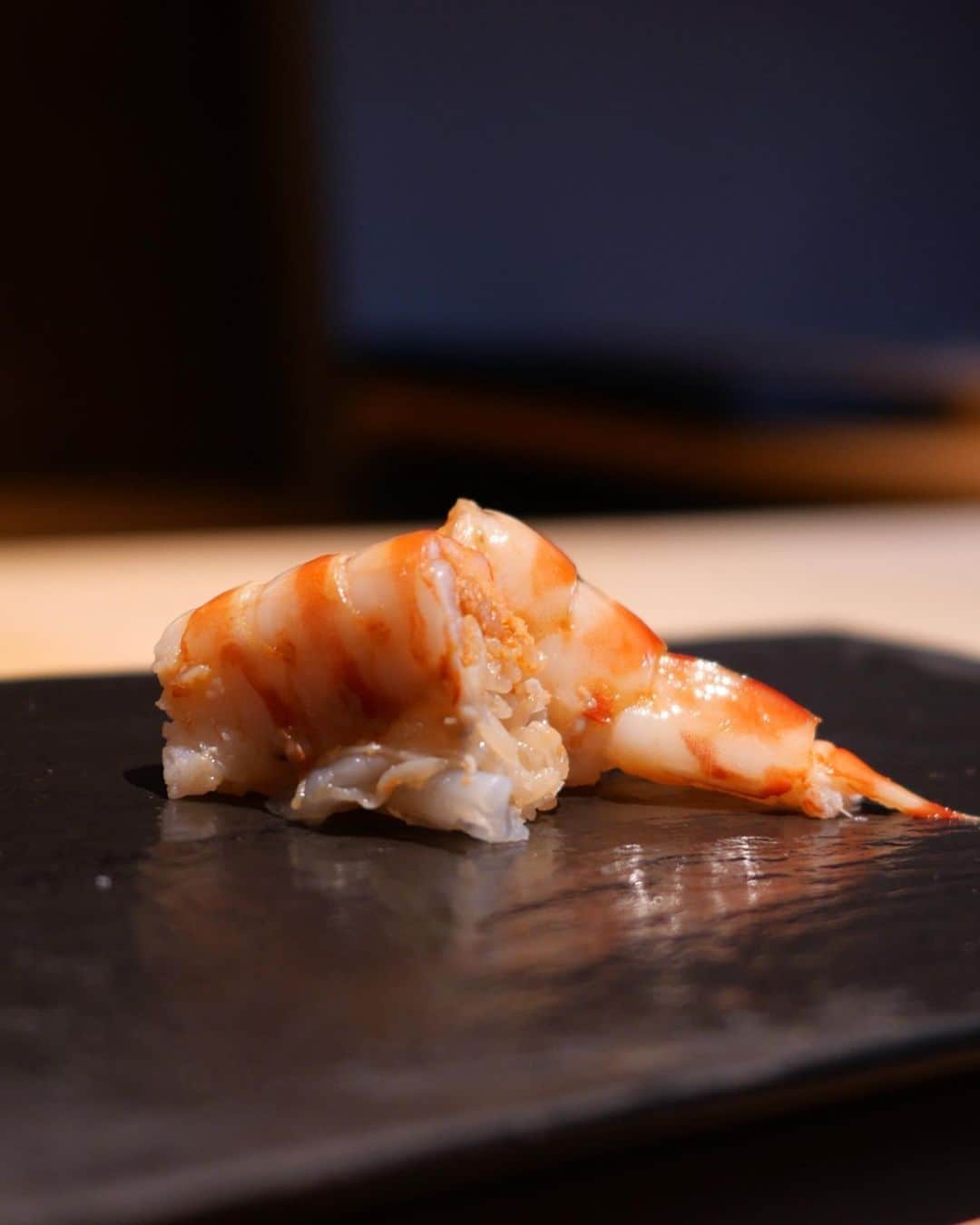 まゆまゆさんのインスタグラム写真 - (まゆまゆInstagram)「. 見て😂❤️すしネイルで、鮨！🍣 トロ、、、一体化しすぎ🤣 たまごの海苔はもともとないけど 優しい大将さん @trinity_spirit が のり巻いてくれた😻笑 @urarie83 とは今月たくさん おいしいもの食べた🐷 #大阪#sushi#三心 #谷町六丁目 #鮨三心#人気店#グルメ #予約困難#🍣#Osaka #寿司ネイル #すしネイル  #ネイル#nail」5月30日 21時29分 - 7mayu2mayu
