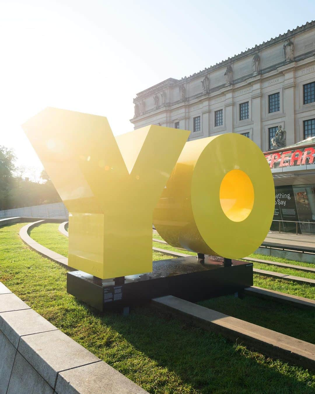 ブルックリン美術館さんのインスタグラム写真 - (ブルックリン美術館Instagram)「#DeborahKass's first monumental sculpture, OY/YO was originally installed in Brooklyn Bridge Park and later in Williamsburg. In Prospect Heights and neighboring Crown Heights, #OYYO takes on new meaning, as it speaks to the longstanding, complex, and ever-evolving social dynamics between Black, Latinx, and Jewish communities in the neighborhood. Its location on our plaza allows broad access, actively greeting and engaging visitors as they walk by, reading as Yo from one direction and Oy from the other. See it on view through June 30 as part of our year-long public art activation, Something to Say.⠀⠀ ⠀⠀ Something to Say: Deborah Kass. [9/14/2018-6/30/2019]. Installation View.」5月30日 21時33分 - brooklynmuseum