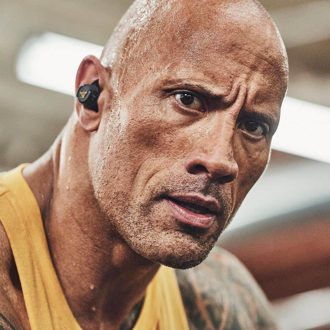 Under Armourさんのインスタグラム写真 - (Under ArmourInstagram)「@therock doesn’t mess with distractions while he’s on the grind. The #ProjectRock True Wireless earbuds were designed to stay put while you’re making moves. Shop link in bio.」5月30日 21時43分 - underarmour