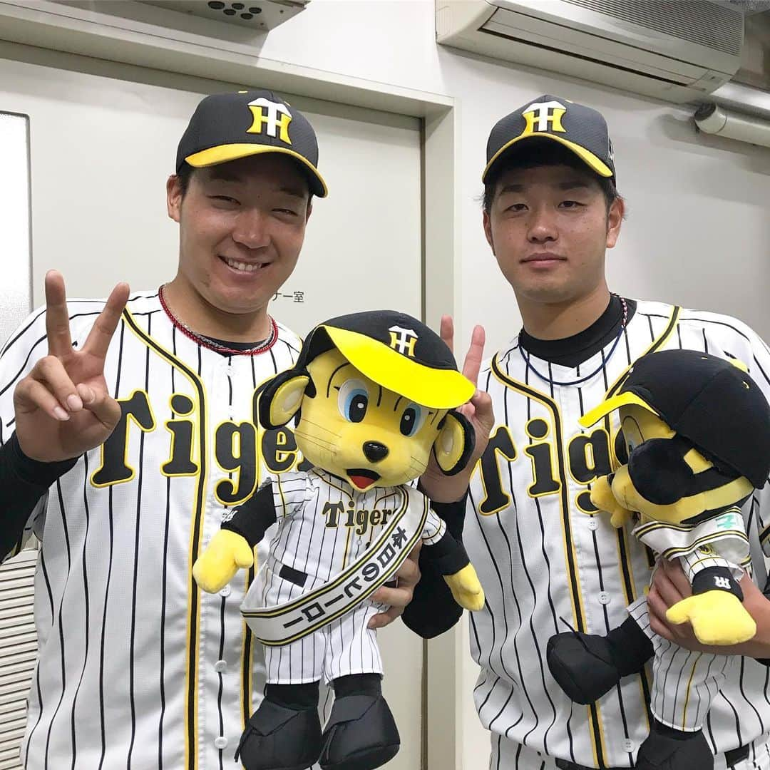 阪神タイガースさんのインスタグラム写真 - (阪神タイガースInstagram)「今日のヒーロー、大山選手&髙橋遥人選手‼️ #大山悠輔 選手 #ナイスバッティング✨ #髙橋遥人 選手 #ナイスピッチング ✨ #今季初勝利 #今日のヒーロー #todayshero  #阪神タイガース #ぶち破れオレがヤル」5月30日 21時37分 - hanshintigers_official