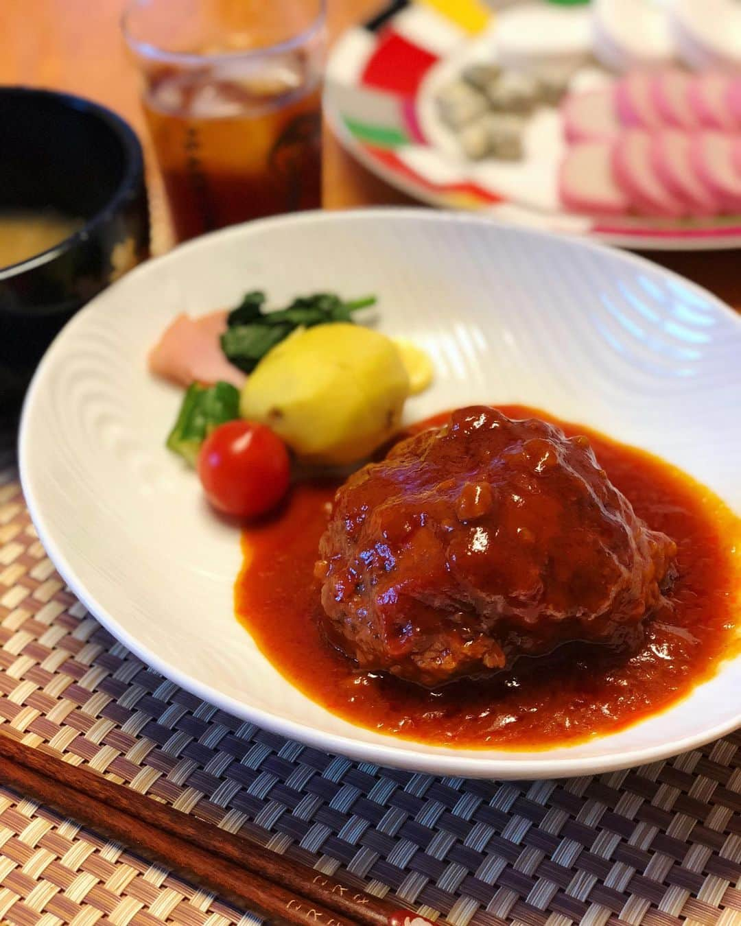 しなしさとこさんのインスタグラム写真 - (しなしさとこInstagram)「. . 今夜は煮込みハンバーグ😋 私の唯一の得意料理〜笑 美味しく食べるとカラダも喜ぶ笑 . . #しなしさとこ #女子格闘技 #格闘技女子#女子アスリート#腹筋女子 #ジョシカク #アラフォー #40代 #ミクロ級#ご老体にムチ #ボディメイク #フィジカルトレーニング #42歳 #筋肉女子 #筋肉#ジム女子 #美尻 #美尻トレーニング #美尻女子#パーソナルトレーニング#脱げるカラダ#ハンバーグ #煮込みハンバーグ #得意料理#さとこメシ」5月30日 21時37分 - shinashisatoko