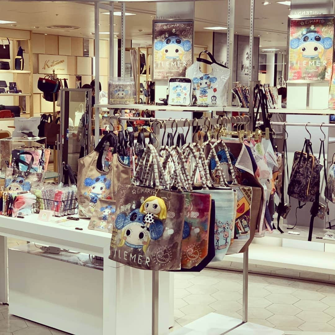 ILEMERさんのインスタグラム写真 - (ILEMERInstagram)「POPUPSHOPin名古屋✨開催中✨ 連日、たくさんのご来店ありがとうございます！☺️❤️ 【6月4日まで】となりますのでお早めに🐧🎈 * * #イルメール#ilemer #期間限定ショップ #ポップアップショップ #popupshop #名古屋#名古屋松坂屋 #栄#矢場町#松坂屋名古屋 #キャラクター #イーマリーちゃん #キャラバッグ #クリアバッグ #フォトジェニック #イルメールの世界 #オンラインショップ #アタオランド#ataoland #イルメールアタオランド店 #三ノ宮#神戸#スタジオアタオ」5月30日 21時38分 - ilemer_official