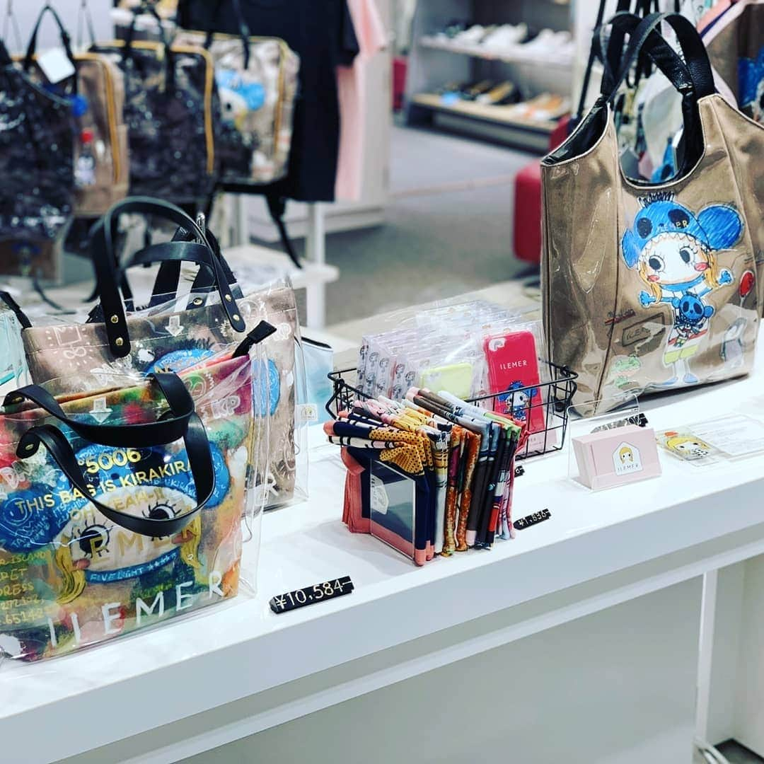 ILEMERさんのインスタグラム写真 - (ILEMERInstagram)「POPUPSHOPin名古屋✨開催中✨ 連日、たくさんのご来店ありがとうございます！☺️❤️ 【6月4日まで】となりますのでお早めに🐧🎈 * * #イルメール#ilemer #期間限定ショップ #ポップアップショップ #popupshop #名古屋#名古屋松坂屋 #栄#矢場町#松坂屋名古屋 #キャラクター #イーマリーちゃん #キャラバッグ #クリアバッグ #フォトジェニック #イルメールの世界 #オンラインショップ #アタオランド#ataoland #イルメールアタオランド店 #三ノ宮#神戸#スタジオアタオ」5月30日 21時38分 - ilemer_official