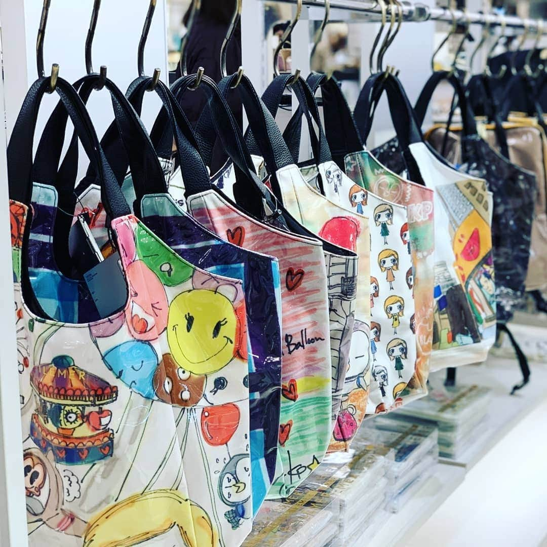 ILEMERさんのインスタグラム写真 - (ILEMERInstagram)「POPUPSHOPin名古屋✨開催中✨ 連日、たくさんのご来店ありがとうございます！☺️❤️ 【6月4日まで】となりますのでお早めに🐧🎈 * * #イルメール#ilemer #期間限定ショップ #ポップアップショップ #popupshop #名古屋#名古屋松坂屋 #栄#矢場町#松坂屋名古屋 #キャラクター #イーマリーちゃん #キャラバッグ #クリアバッグ #フォトジェニック #イルメールの世界 #オンラインショップ #アタオランド#ataoland #イルメールアタオランド店 #三ノ宮#神戸#スタジオアタオ」5月30日 21時38分 - ilemer_official