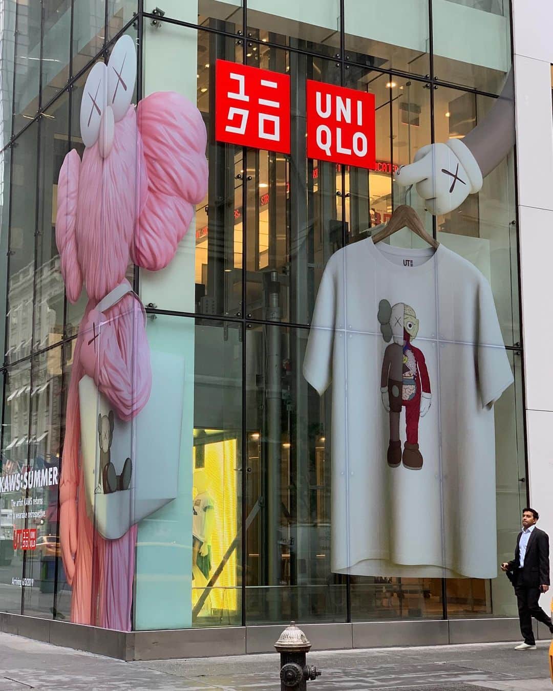 KAWSONEさんのインスタグラム写真 - (KAWSONEInstagram)「My brother just sent me these photos he took this morning. I’m excited about this new collection with @uniqlo releasing June 3rd. I really hope you enjoy it because I have decided this collection with UT will be my last. #KAWS #SUMMER #UNIQLO」5月30日 21時38分 - kaws