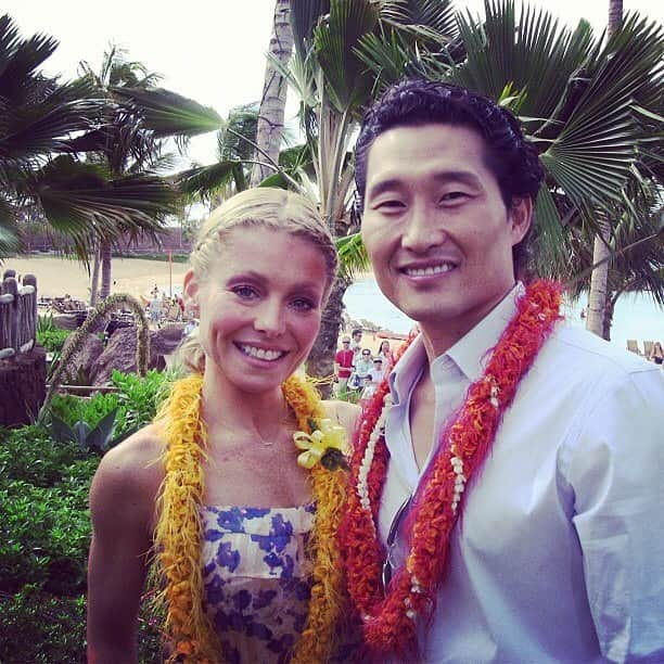 ケリー・リッパさんのインスタグラム写真 - (ケリー・リッパInstagram)「#tbt 2012 Hawaii with my homie @danieldaekim Swipe to see our Hawaiian ride. DDK travels in style. 🌺🌴🐚🍍」5月30日 21時45分 - kellyripa