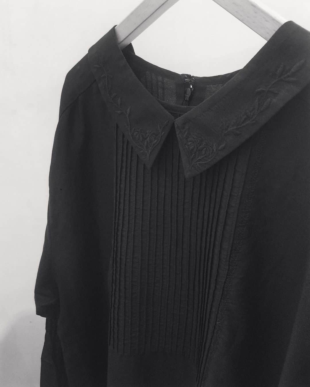 OLIKA vintage brollopのインスタグラム：「-19aw exhibition -  2019 autumn  silk/cotton  embroidery dress  #OLIKA #ambidex #19aw #embroidery #dress #刺繍」