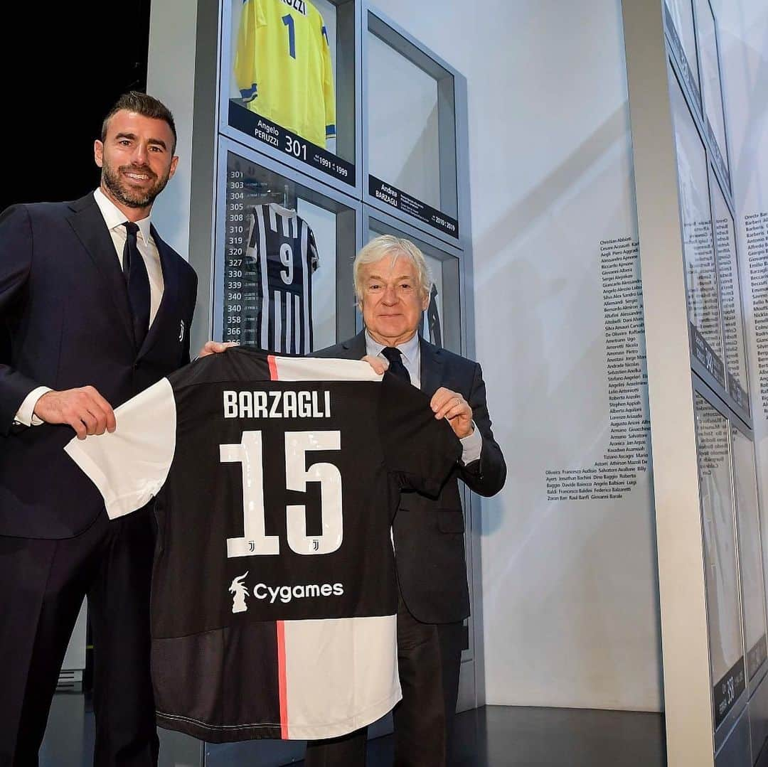 アンドレア・バルツァッリのインスタグラム：「Felicissimo e onorato di aver portato la mia ultima maglia indossata allo Juventus Museum. Un ringraziamento speciale al Pres.Agnelli e al presidente del museo Paolo Garimberti」