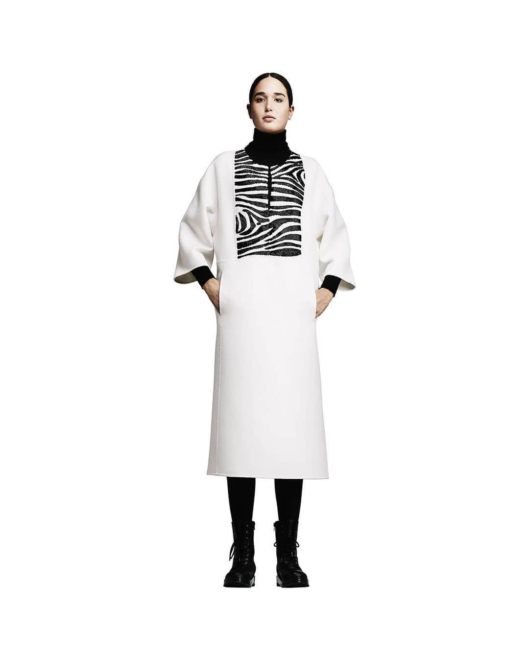 ミラショーンさんのインスタグラム写真 - (ミラショーンInstagram)「Kaftan in white cashmere. Hand embroidery zebra design for the bib.  #milaismilano #milaamilano #tendenze #neutrals #stileitaliano #newclassic #simplychic #madeinmilan #couturefashion #hautecouturedress #milanfashion #milanofashion #fashion #madeinitaly」5月30日 21時46分 - milaschon_official