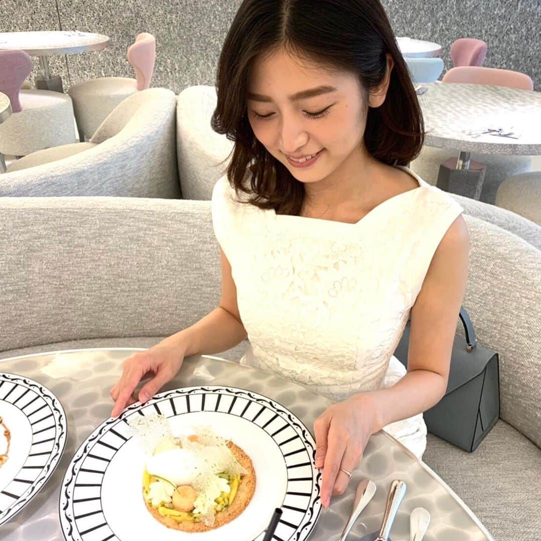 上野優花さんのインスタグラム写真 - (上野優花Instagram)「愛理ちゃんお誕生日おめでとう🤗💐 当日に一緒に過ごせて幸せです。張り切って11時に行ったらお客が私たちだけでした🤣貸切✨ . お人形のような見た目な上に、芯のしっかり通った大人の女性になっていって、年下なのについ頼ってしまいます😂✨これからもよろしくね💓 #一人っ子同盟 #出会って9年目 #diorカフェ #dior #birthdaygirl #28歳なりたてほやほや愛理ちゃん #動画をご覧の通りテンションは二人とも低めです」5月30日 21時46分 - yuka_ueno89