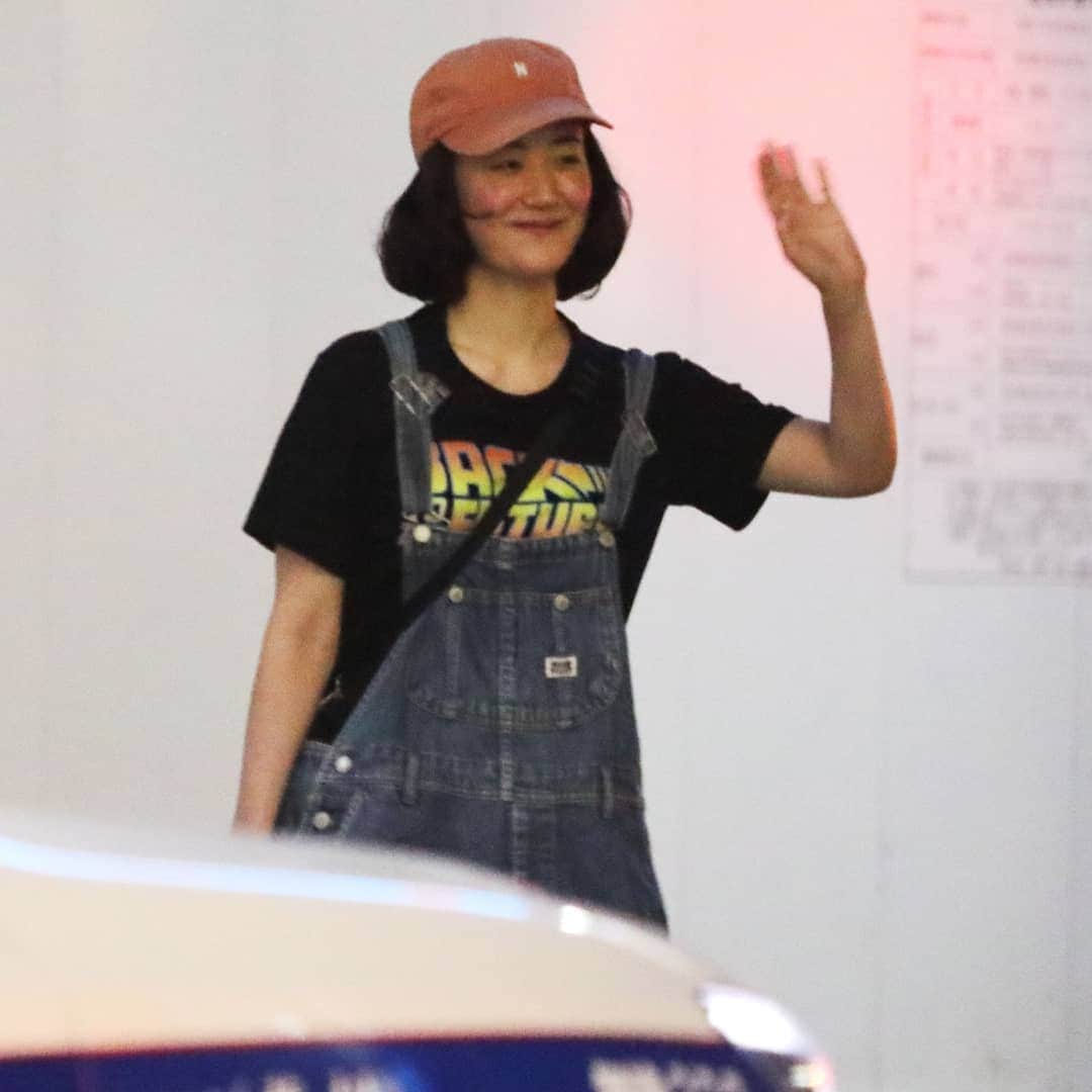 女性自身 (光文社)さんのインスタグラム写真 - (女性自身 (光文社)Instagram)「【黒木華 深夜のカラオケ熱唱！岡田将生や青柳翔もすっかり虜に】 5月下旬、東京・渋谷センター街の夜9時前の雑踏。キャップ姿の女性がスマホ片手にキョロキョロとビルを見渡している。黒木華（29）だ。 探していたジャズバーを見つけると、そのまま中へ。朝の連続テレビ小説『なつぞら』（NHK）で主演・広瀬すず（20）の兄を演じる岡田将生（29）も時間差で続いた。この日、黒木は舞台『ハムレット』終演後、出演者らと“打ち上げ”をしていたのだ。 ※詳細はプロフィールのリンクからWEB女性自身へ スクープダイジェストをストーリーで公開中！  #黒木華 #岡田将生 #青柳翔 #劇団EXILE #舞台 #ハムレット #打ち上げ #カラオケ #渋谷センター街 #ジャズバー  #芸能人遭遇 #舞台女優 #舞台俳優 #女性自身 #いいね #フォロー」5月30日 21時47分 - joseijisin